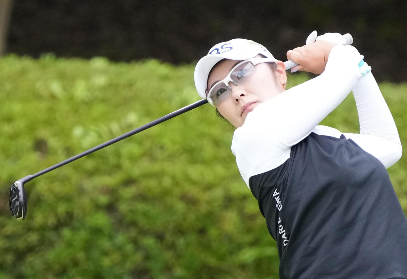 2番、ティーショットを放つ藤田さ（撮影・小沢裕）