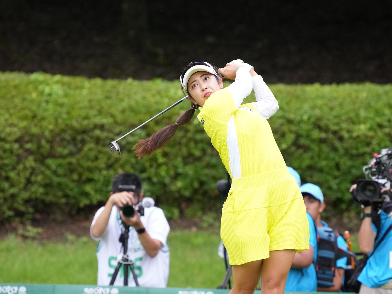 2番、ティーショットを放つ天本（撮影・小沢裕）