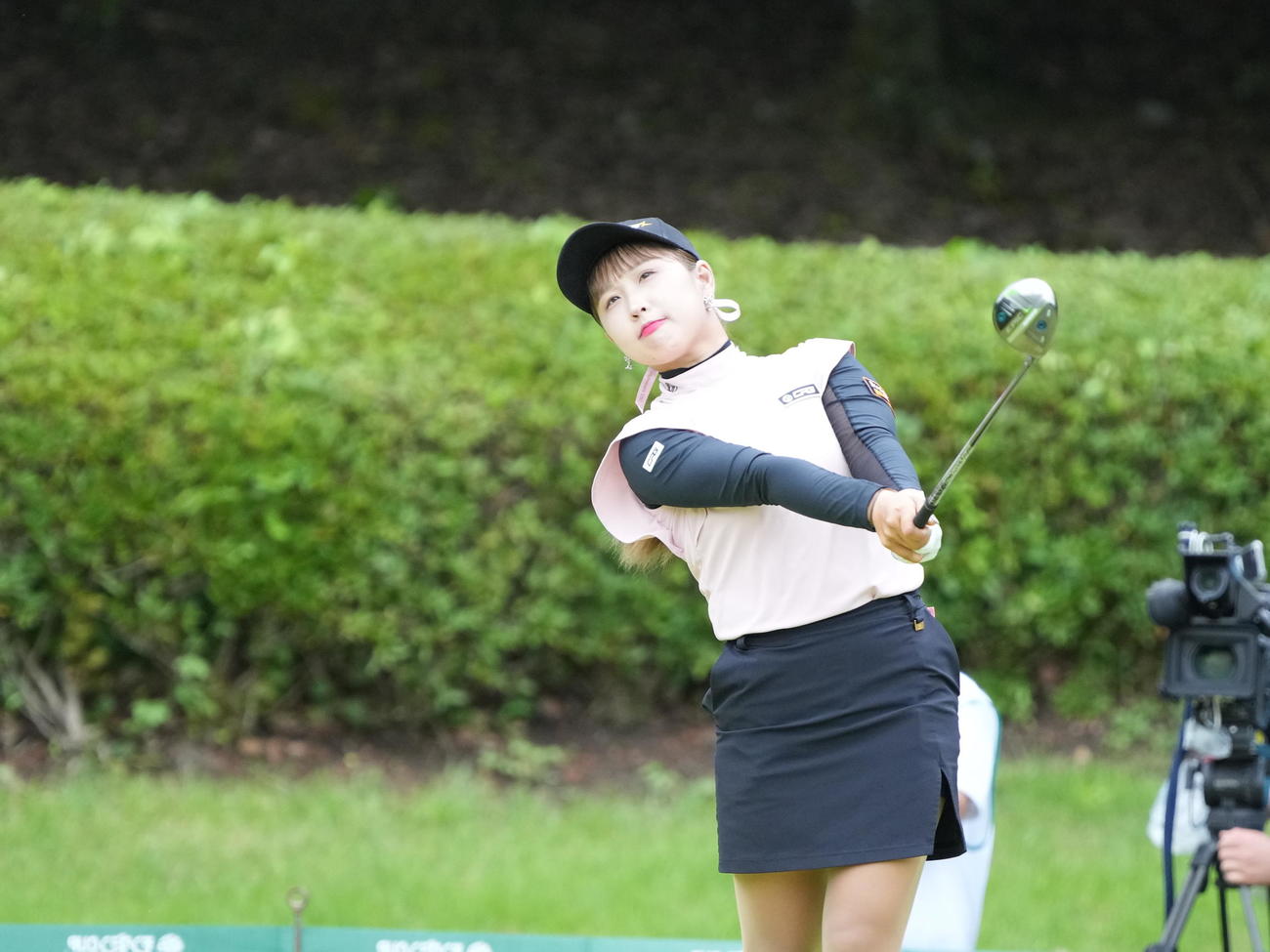 2番、ティーショットを放つリ　ハナ（撮影・小沢裕）