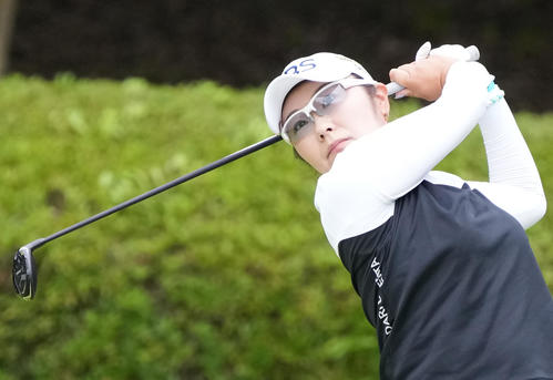2番、ティーショットを放つ藤田さ（撮影・小沢裕）