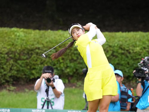 2番、ティーショットを放つ天本（撮影・小沢裕）
