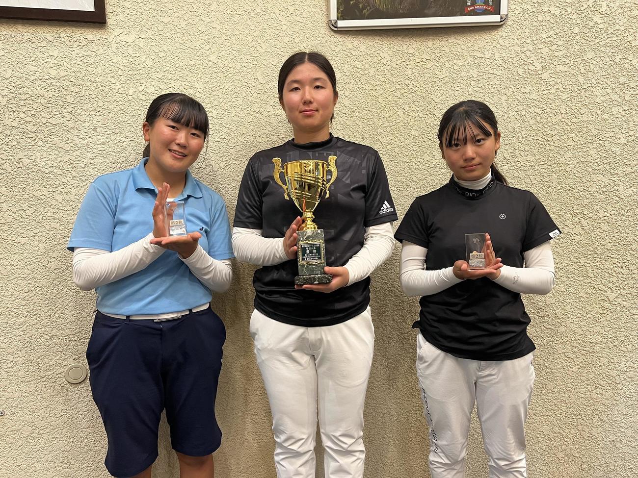 優勝した田窪葵（中央）と2位に入った藤原奈々（左）、中村寿光鈴（撮影・竹本穂乃加）