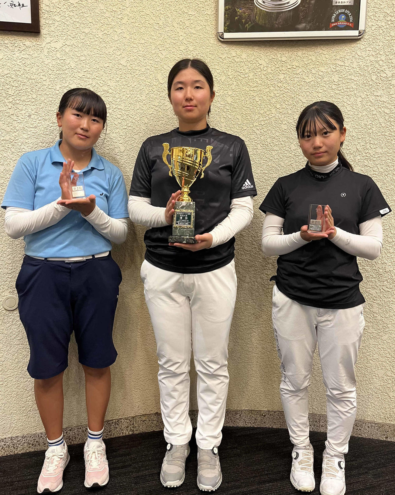 優勝した田窪葵（中央）と2位に入った藤原奈々（左）、中村寿光鈴（撮影・竹本穂乃加）