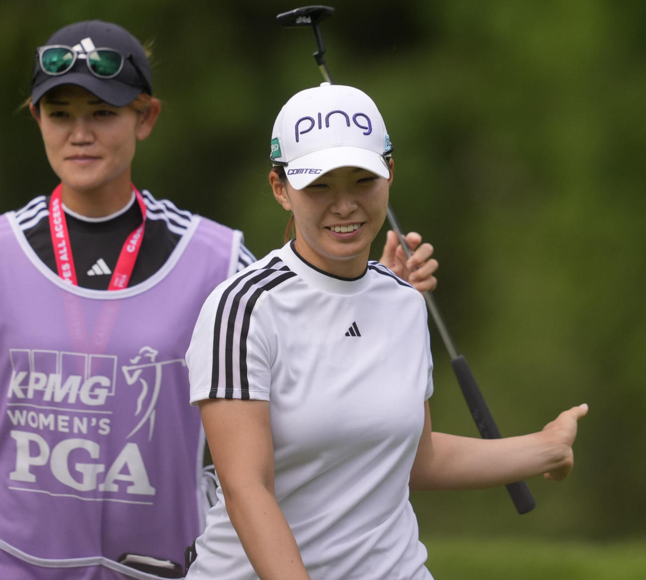 全米女子プロ選手権第3日　16番ホールを終えた渋野日向子はキャディーにパターを渡し笑顔を見せる（AP）