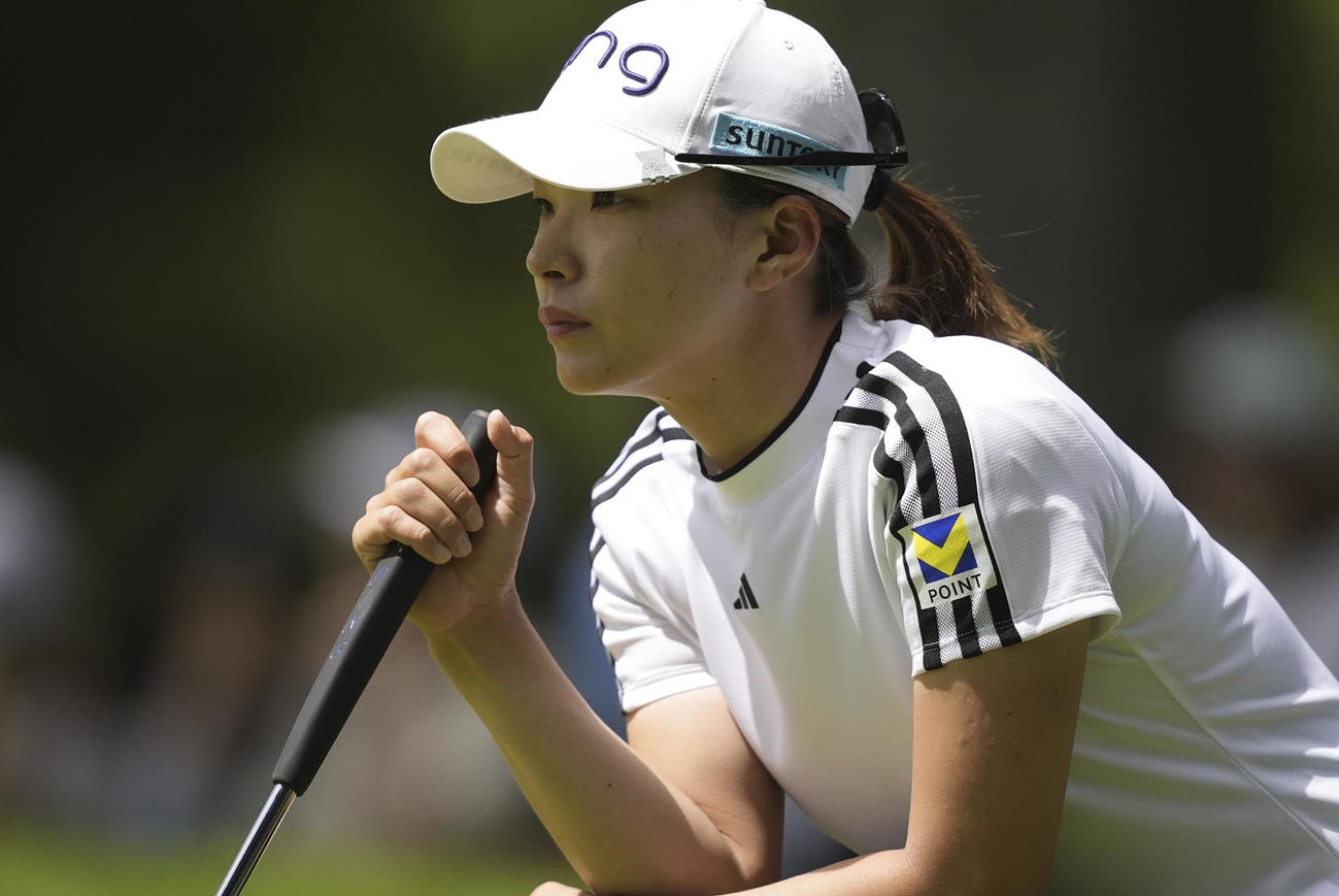 全米女子プロ選手権第3日　3番グリーンでラインを読む渋野日向子（AP）