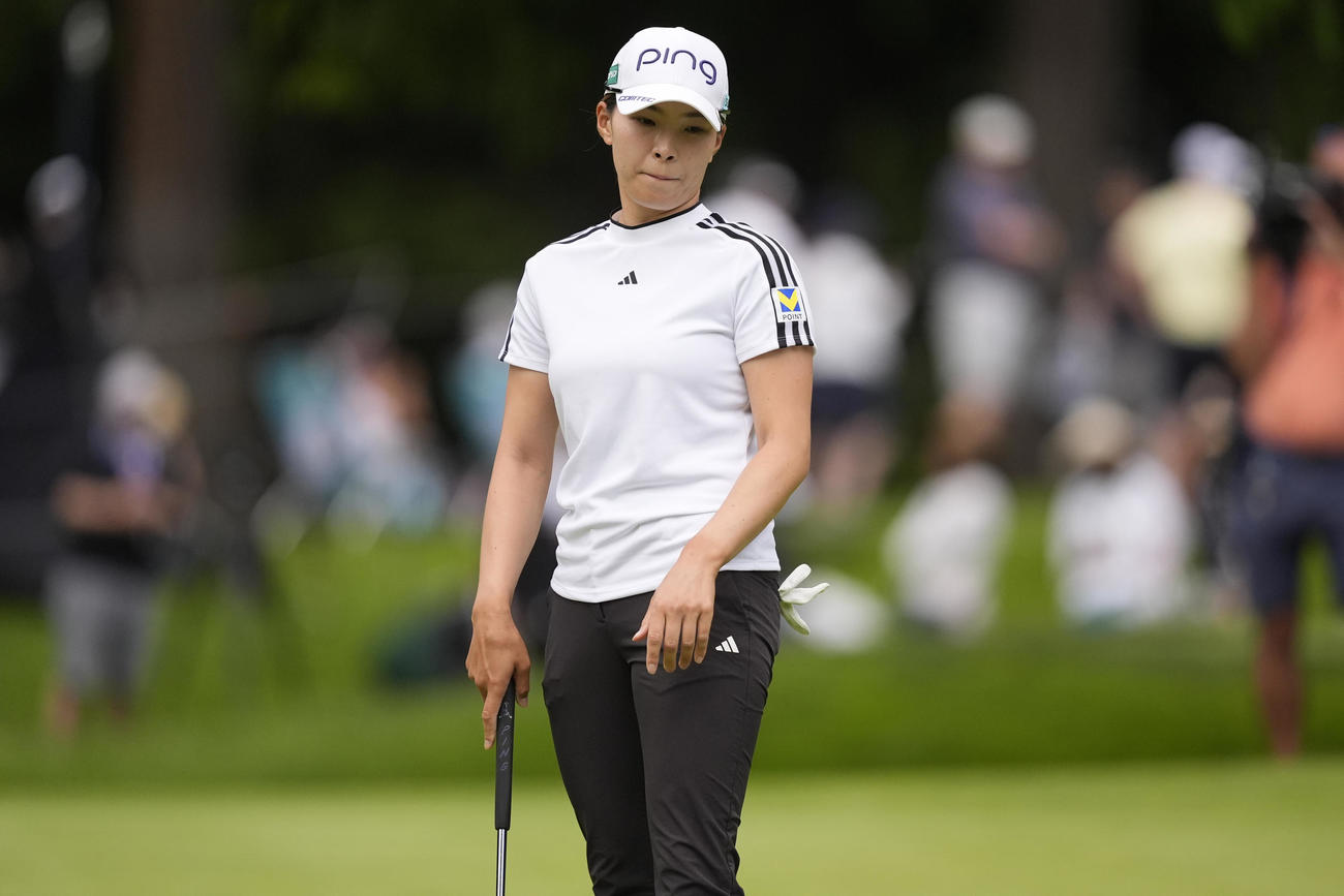 全米女子プロ選手権第3日　6番グリーンでパットを外す渋野日向子（AP）