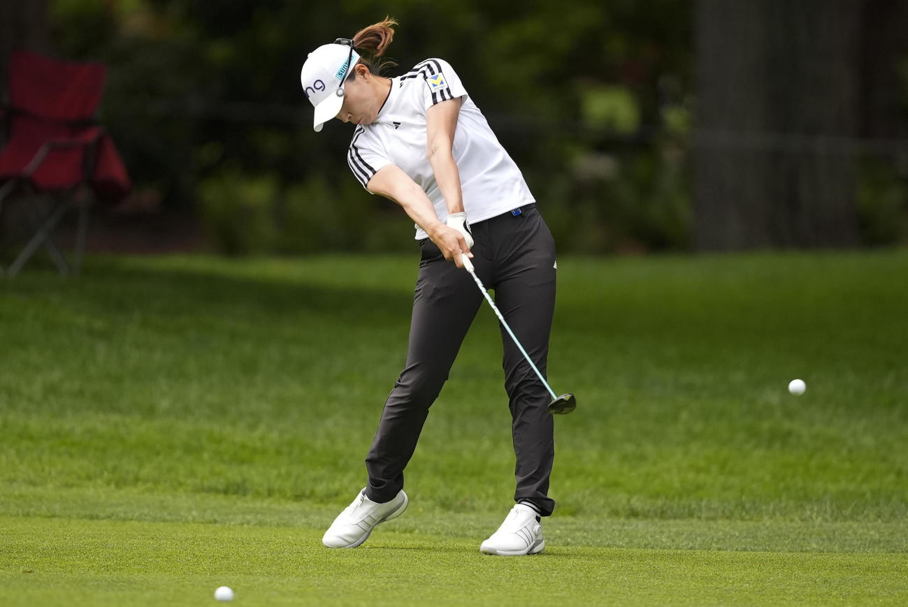 全米女子プロ選手権第3日　6番フェアウェイからショットを放つ渋野日向子（AP）