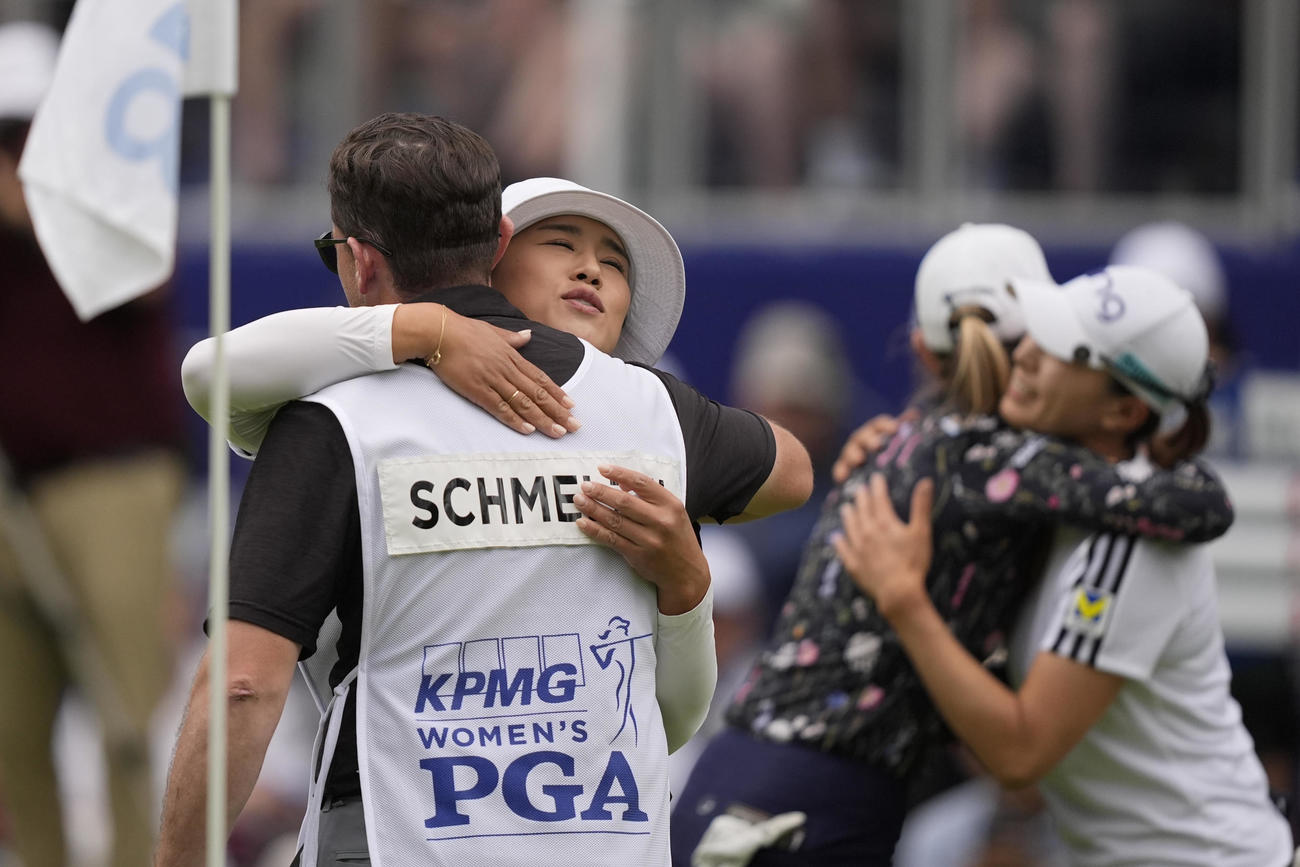 全米女子プロ選手権第3日　最終組でともにラウンドしたサラ・シュメルゼルとハグする渋野日向子（右）（AP）