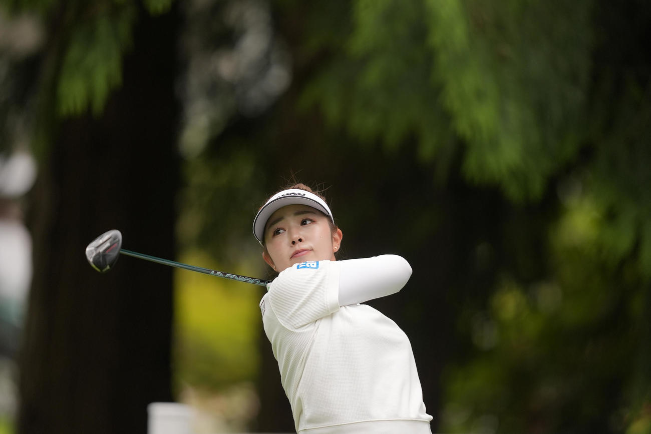 全米女子プロ選手権第3日　14番のティーショットを打つ山下美夢有（AP）