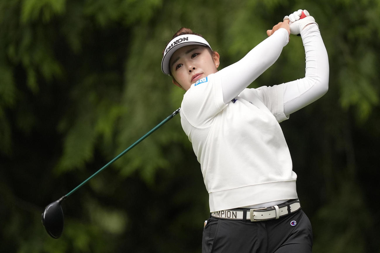 全米女子プロ選手権第3日　4番のティーショットを打つ山下美夢有（AP）