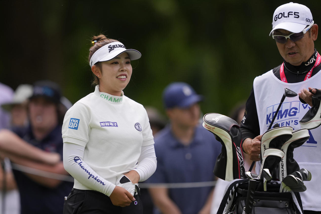 17番でティーショットを放つ山下美夢有（AP）