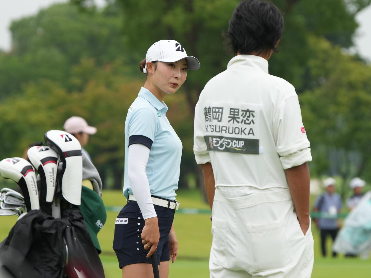 アースモンダミンカップ第3日　パター練習場で調整する鶴岡（撮影・小沢裕）