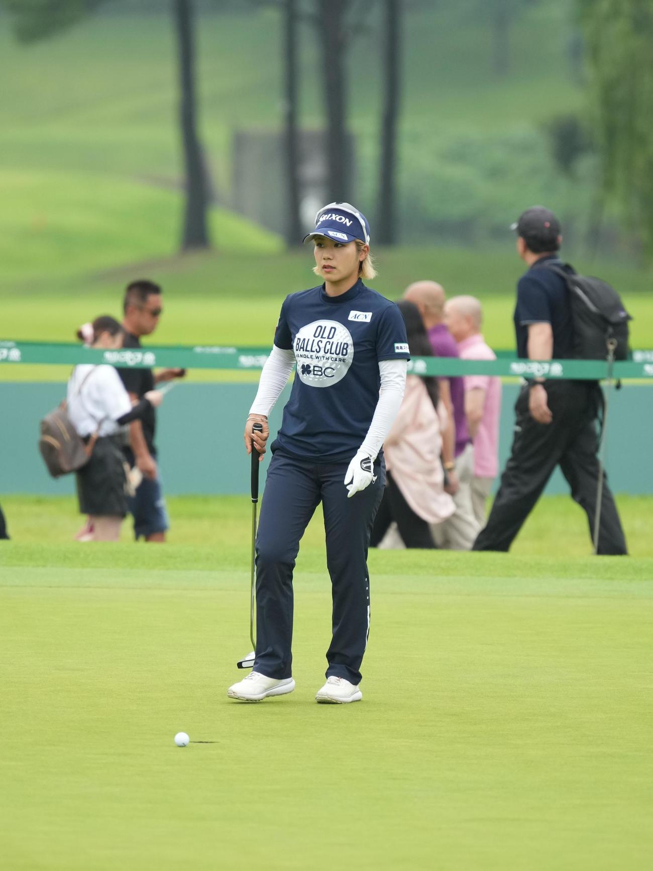 アースモンダミンカップ第3日　パター練習場で調整する薮田（撮影・小沢裕）