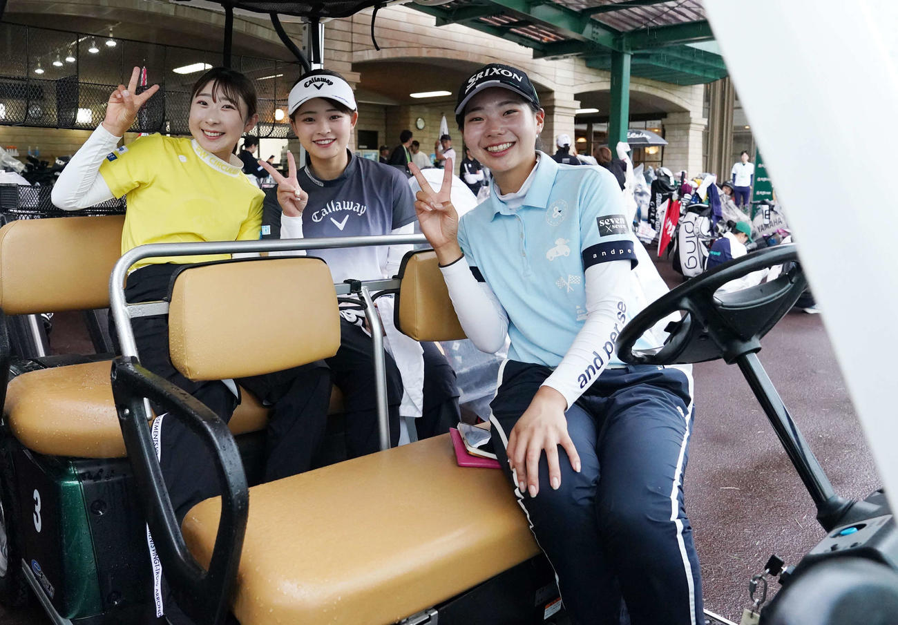 順延した第3日の競技開始が天候不良のためスタートが遅れカートで談笑しながら時間を過ごす、左から永嶋、政田、菅（撮影・小沢裕）