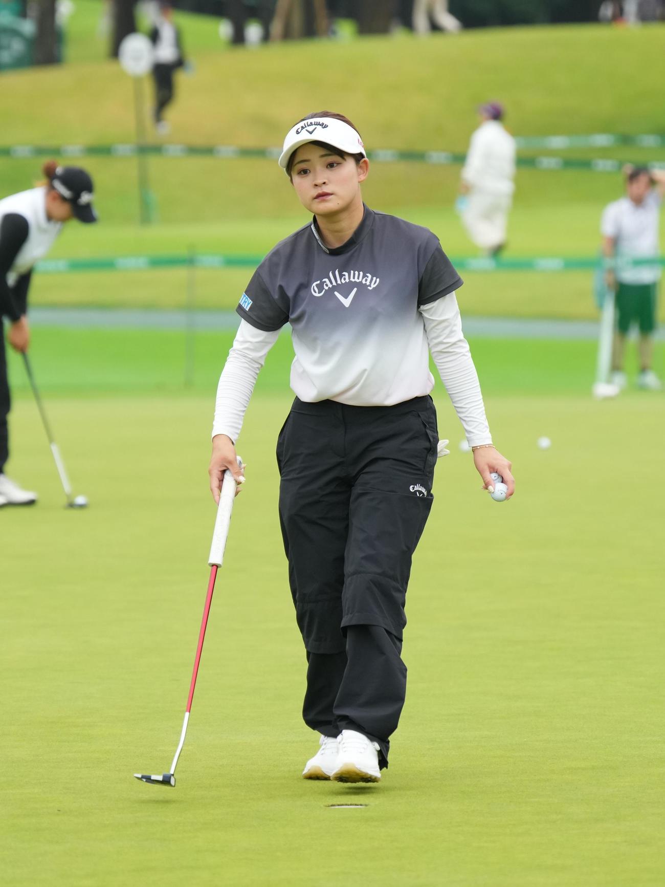 アースモンダミンカップ第3日　パター練習場で調整する政田（撮影・小沢裕）