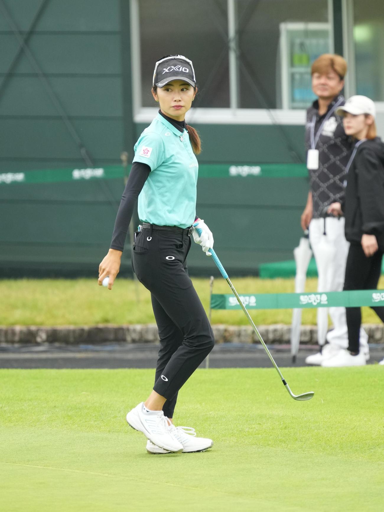 アースモンダミンカップ第3日　パター練習場で調整する安田（撮影・小沢裕）