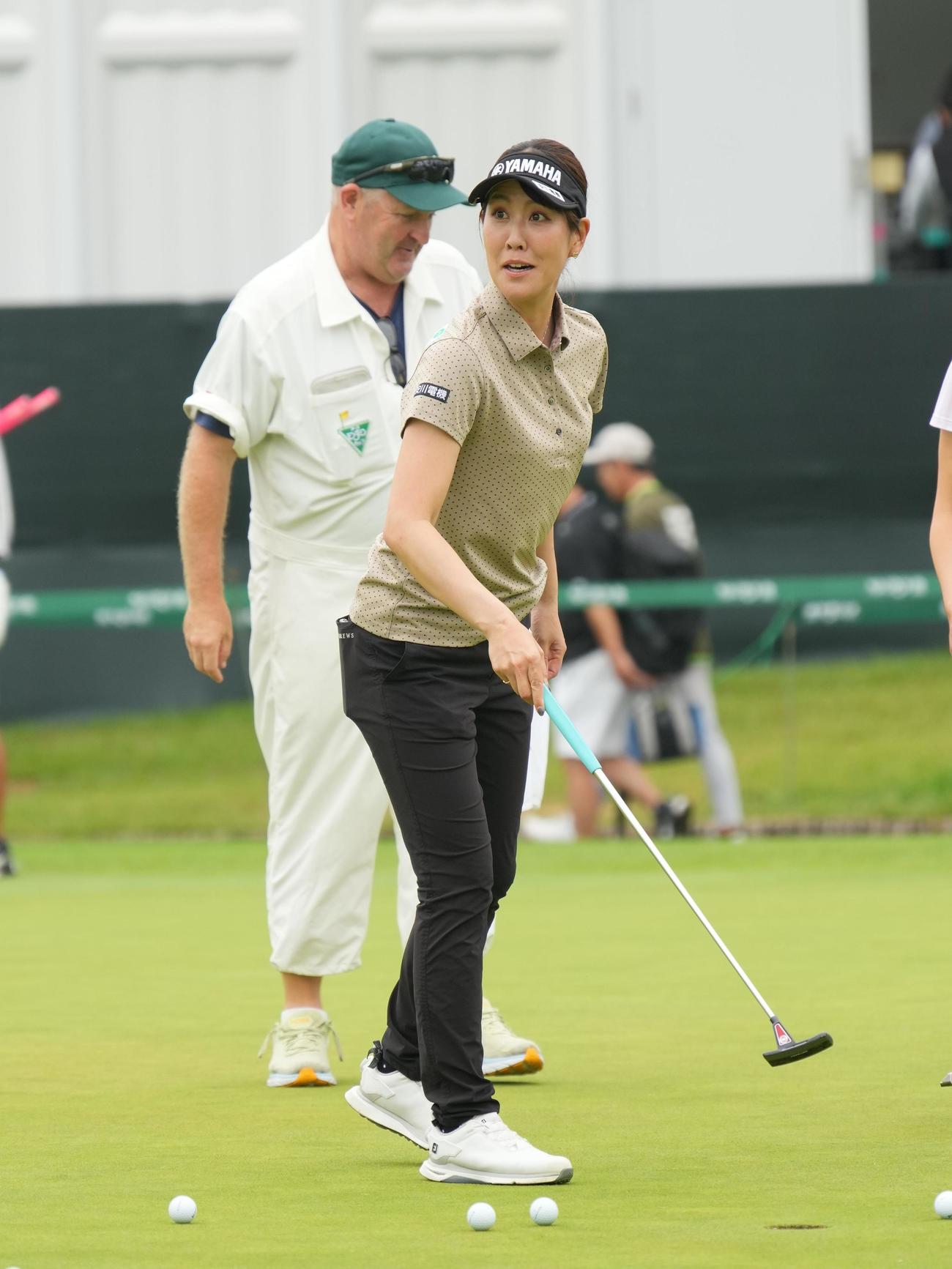 アースモンダミンカップ第3日　パター練習場で調整する福田（撮影・小沢裕）