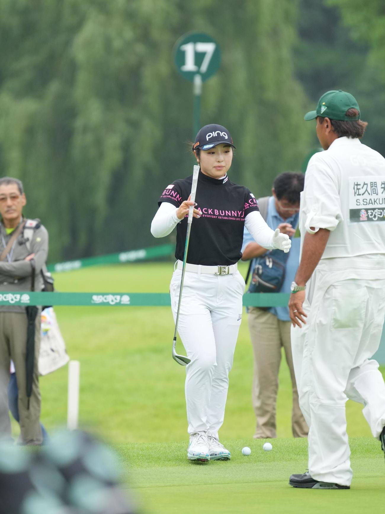 アースモンダミンカップ第3日　パター練習場で調整する佐久間（撮影・小沢裕）