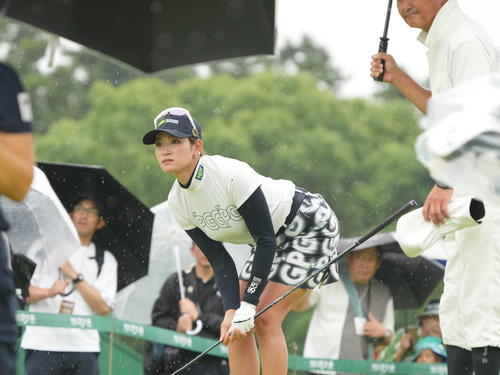 アースモンダミンカップ第3日　17番、ティーショットを放ち打球を見つめる原英（撮影・小沢裕）