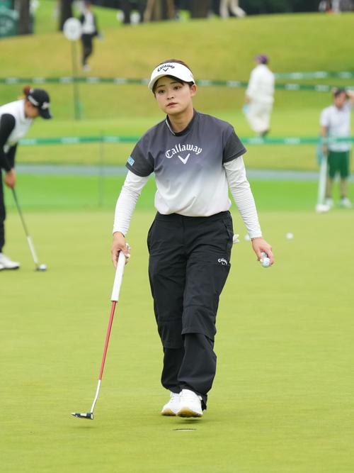 アースモンダミンカップ第3日　パター練習場で調整する政田（撮影・小沢裕）