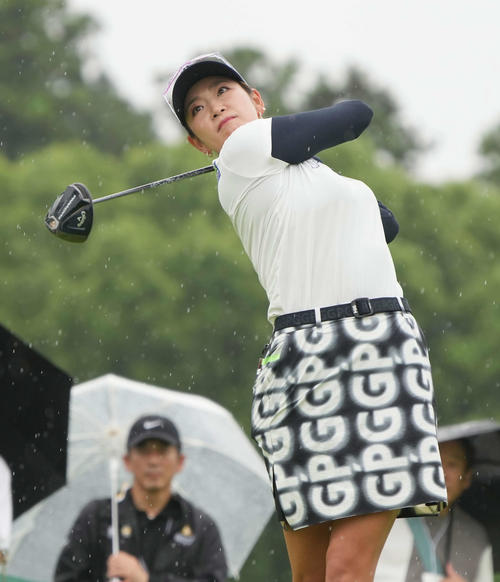 17番、ティーショットを放つ原英（撮影・小沢裕）