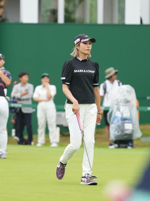 アースモンダミンカップ第3日　パター練習場で調整する金田（撮影・小沢裕）