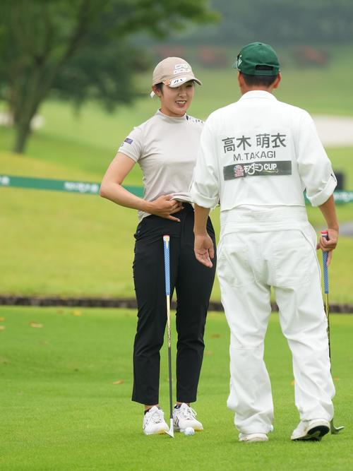 アースモンダミンカップ第3日　パター練習場で調整する高木萌（撮影・小沢裕）
