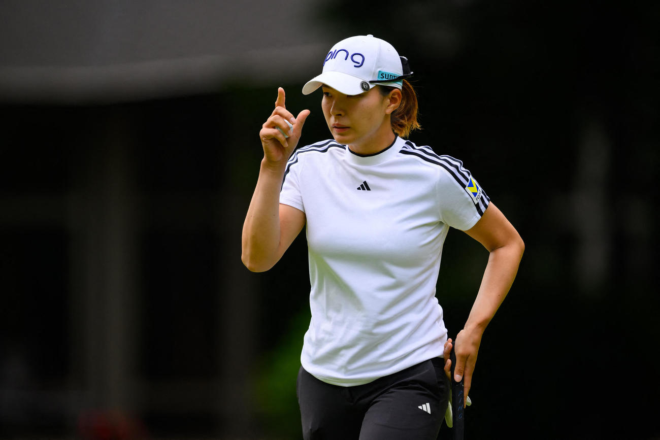 全米女子プロ選手権第3日　15番でバーディーを取り観衆に応える渋野日向子（USA TODAY Sports＝ロイター）