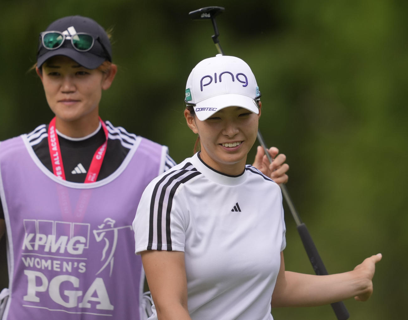 全米女子プロ選手権第3日　16番ホールを終えた渋野日向子はキャディーにパターを渡し笑顔を見せる（AP）