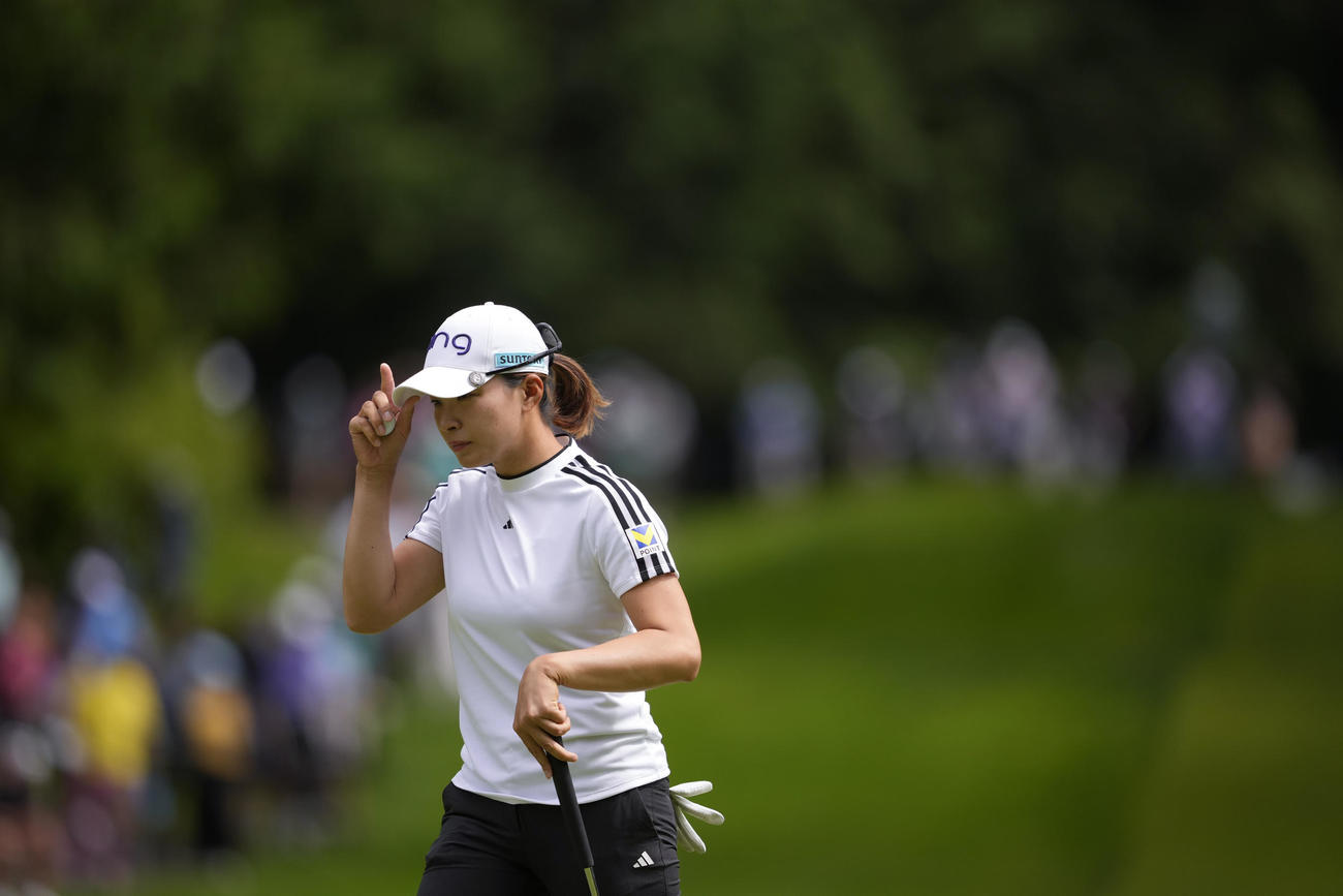 全米女子プロ選手権第3日　9番ホールを終え観衆に応える渋野日向子（AP）