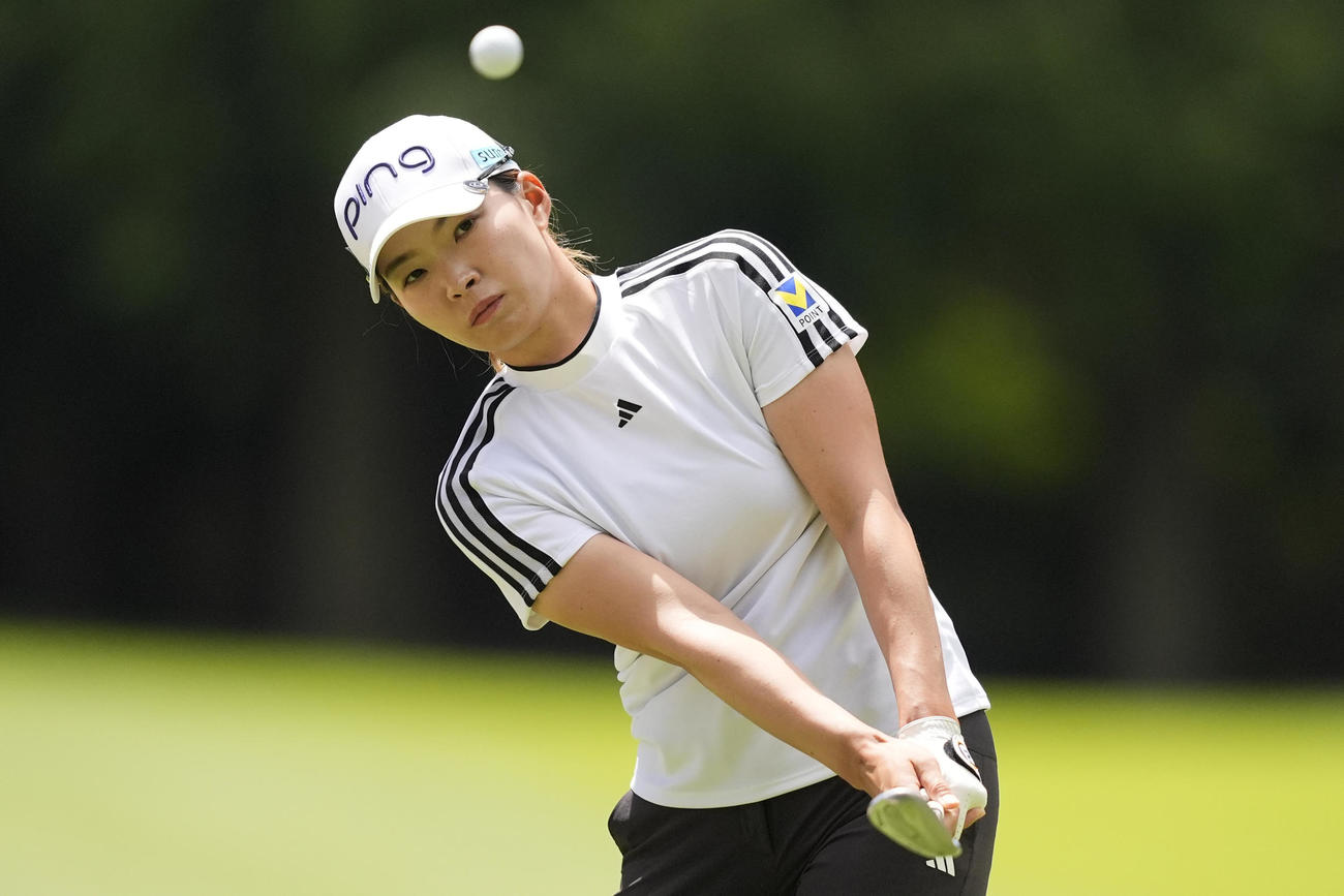 全米女子プロ選手権第3日　3番グリーンにアプローチショットを打つ渋野日向子（AP）