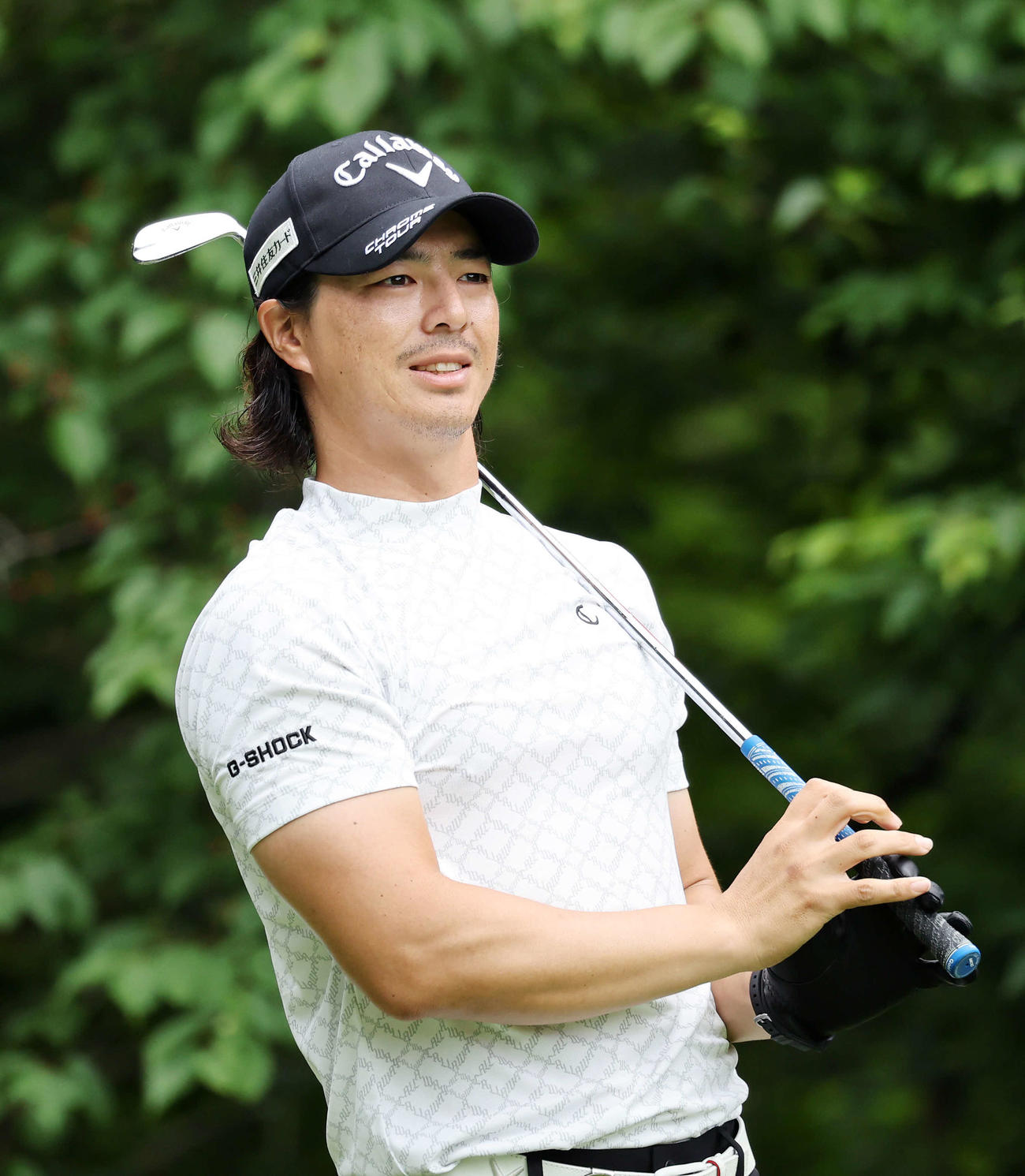 8番、ティーショットを放ち球の行方を見る石川（撮影・鈴木正人）