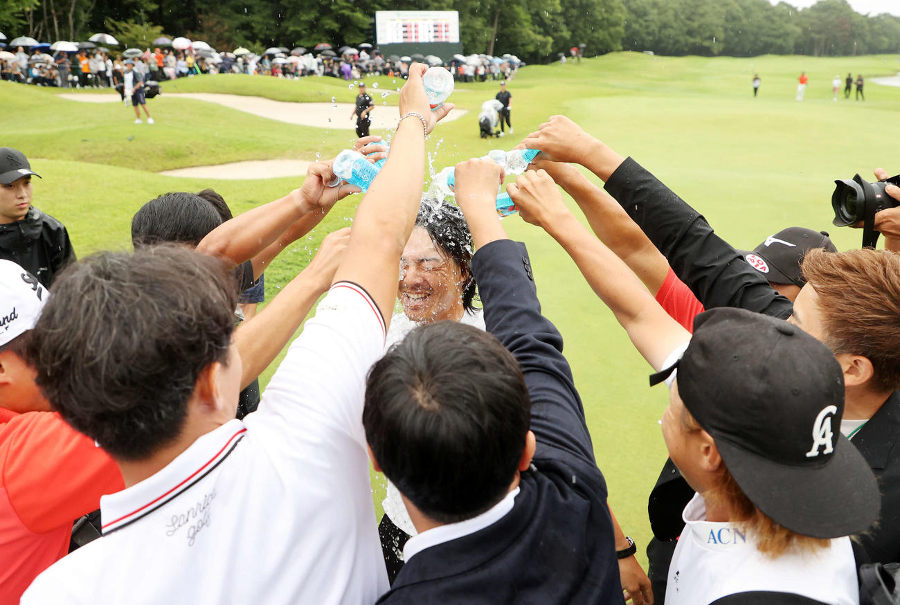 優勝し選手たちから水をかけられ祝福を受ける石川（撮影・鈴木正人）