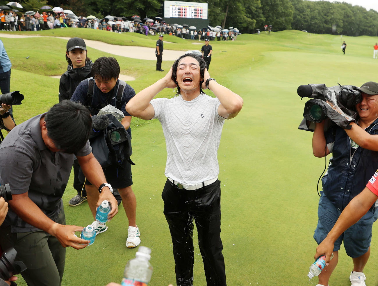 優勝し選手たちから祝福を受け笑顔を見せる石川（中央）（撮影・鈴木正人）