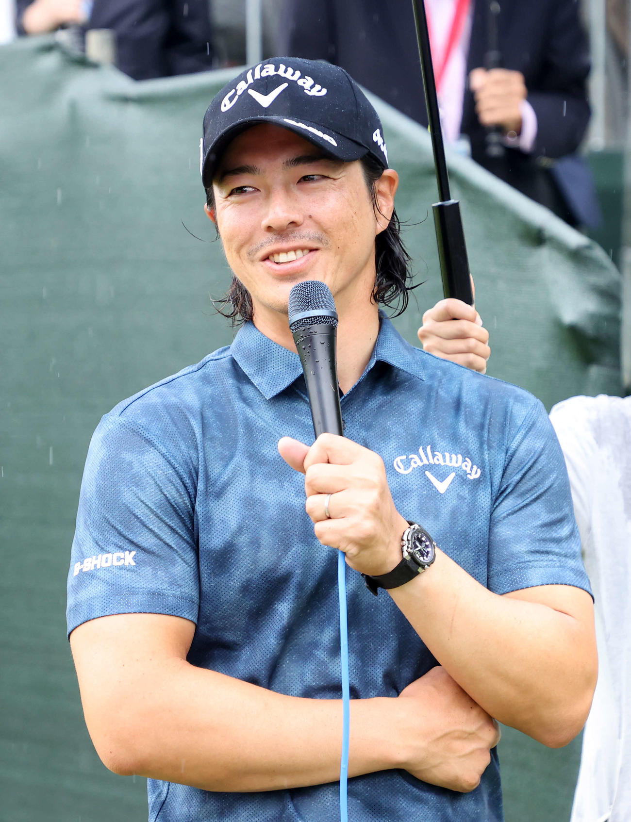 優勝者インタビューで笑顔を見せる石川（撮影・鈴木正人）