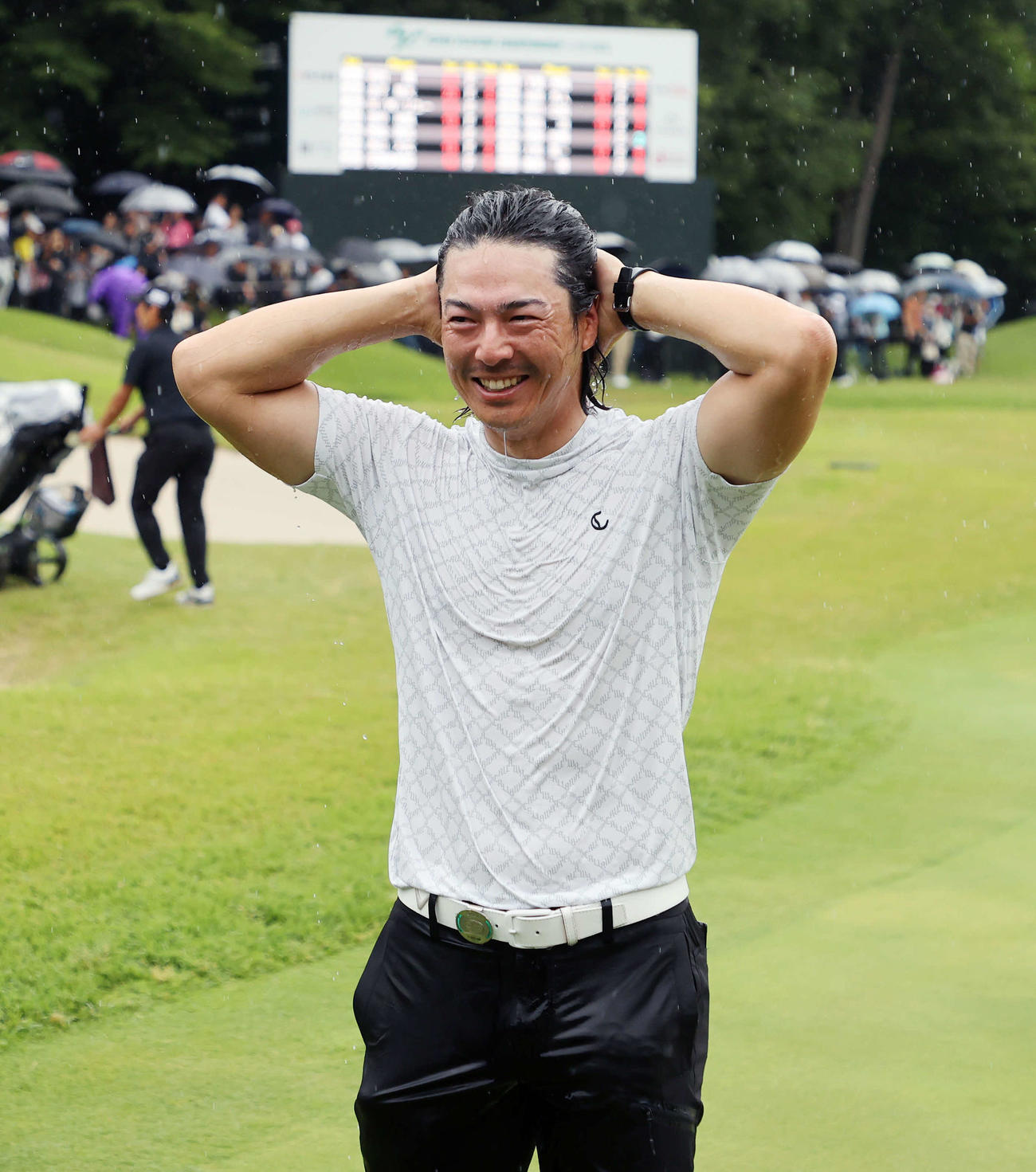 優勝し選手たちから祝福を受け笑顔を見せる石川（撮影・鈴木正人）