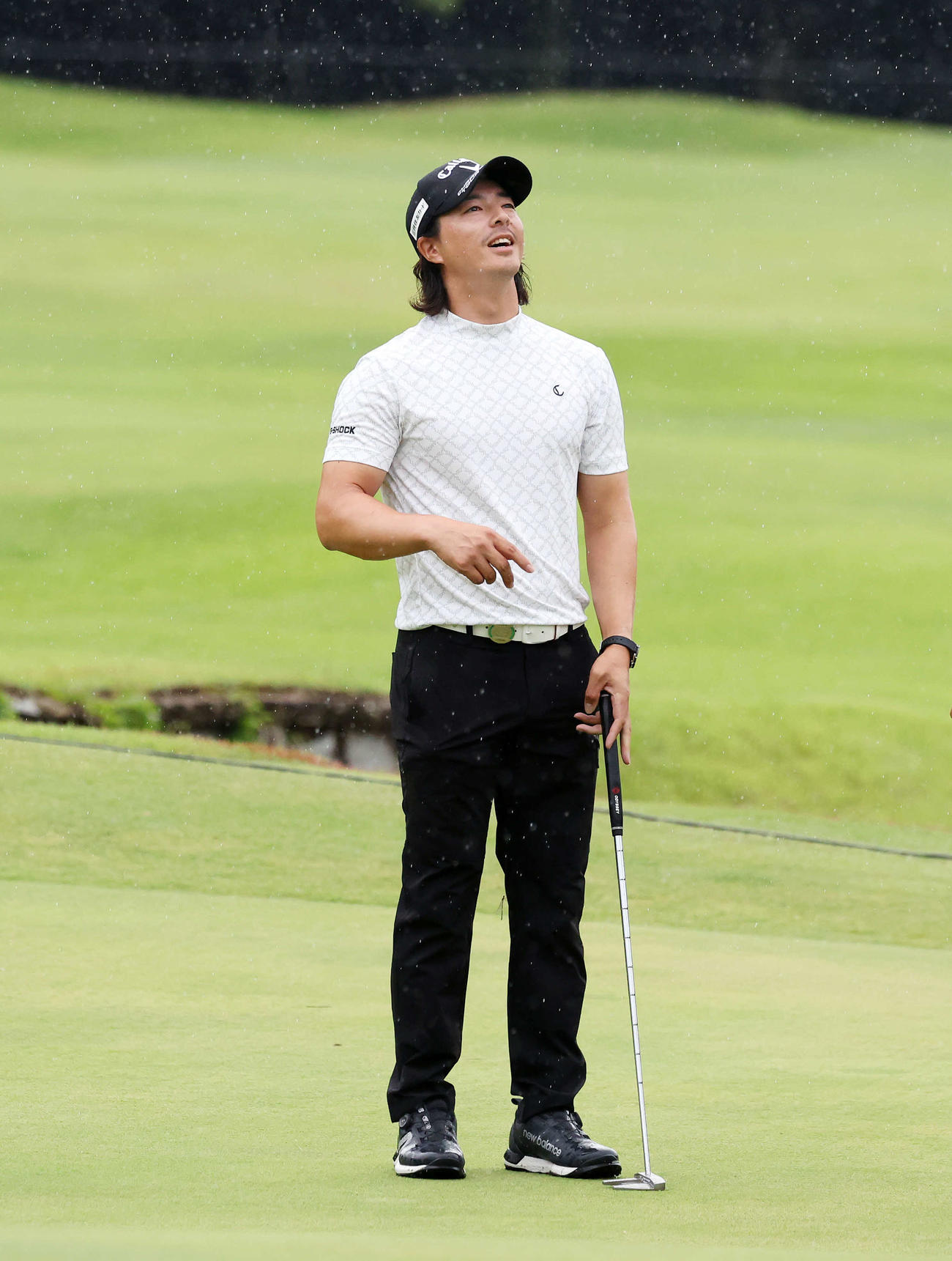 優勝し天を見上げる石川（撮影・鈴木正人）