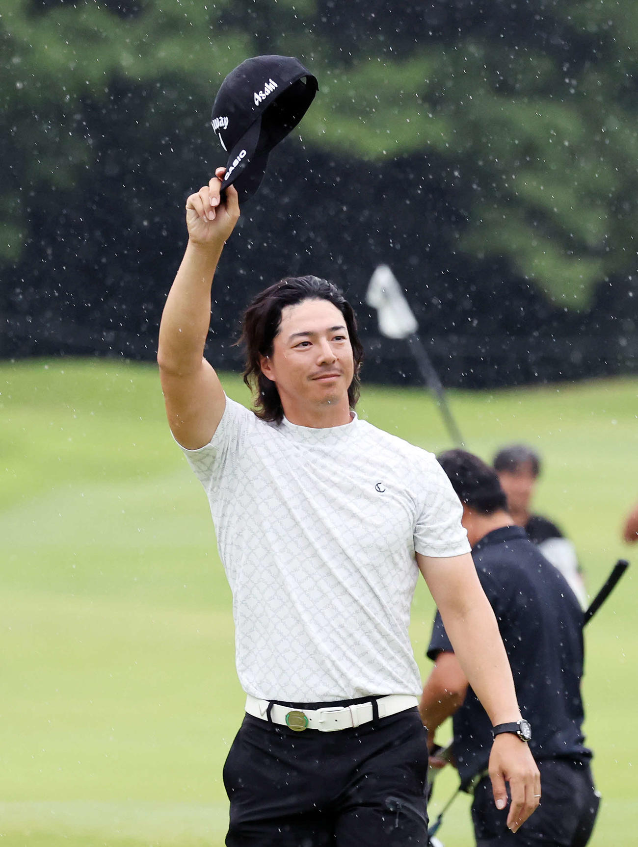 優勝しギャラリーに手を振る石川（撮影・鈴木正人）