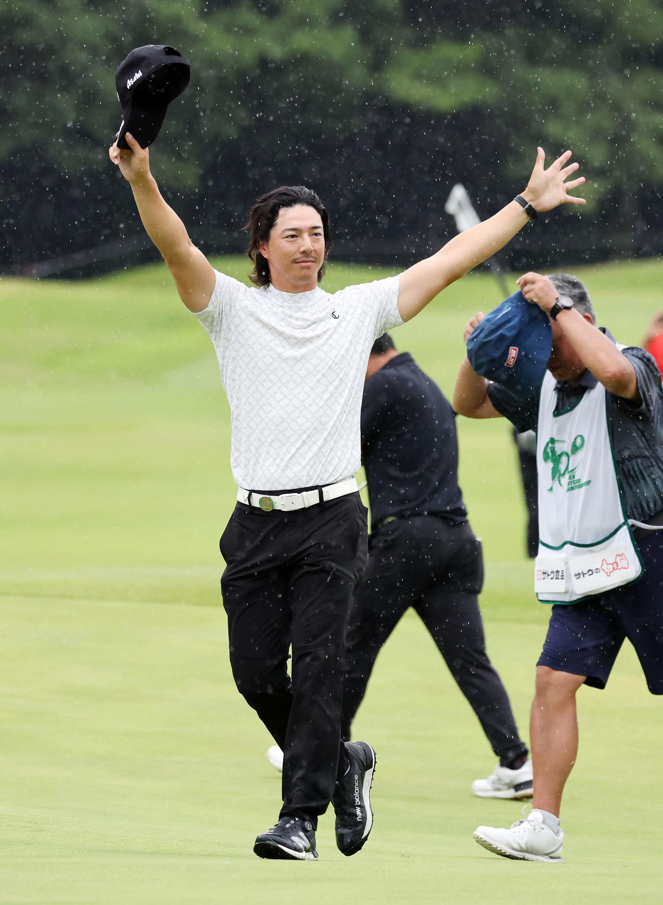 優勝しギャラリーに手を振る石川（撮影・鈴木正人）