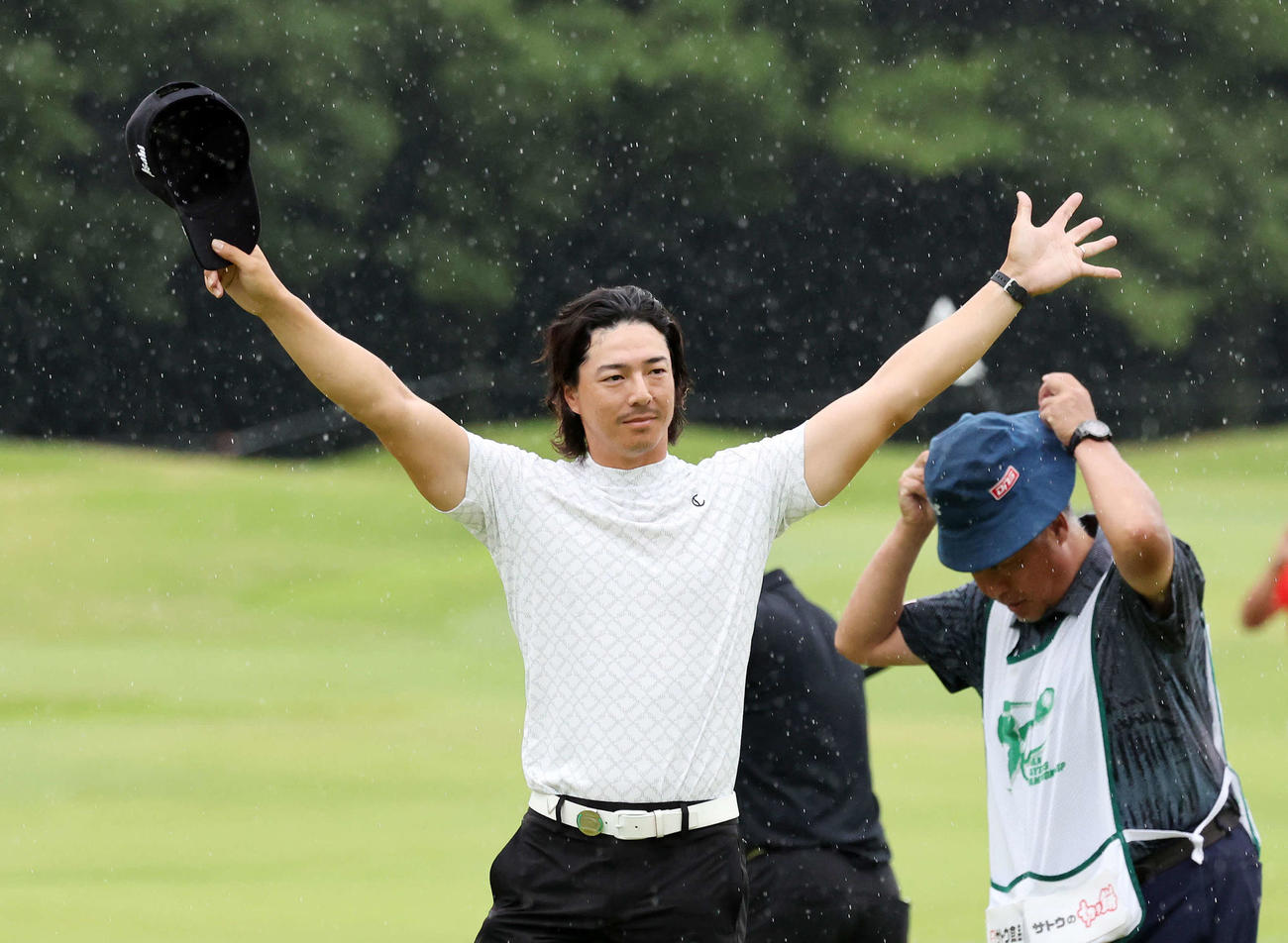優勝しギャラリーに手を振る石川（撮影・鈴木正人）