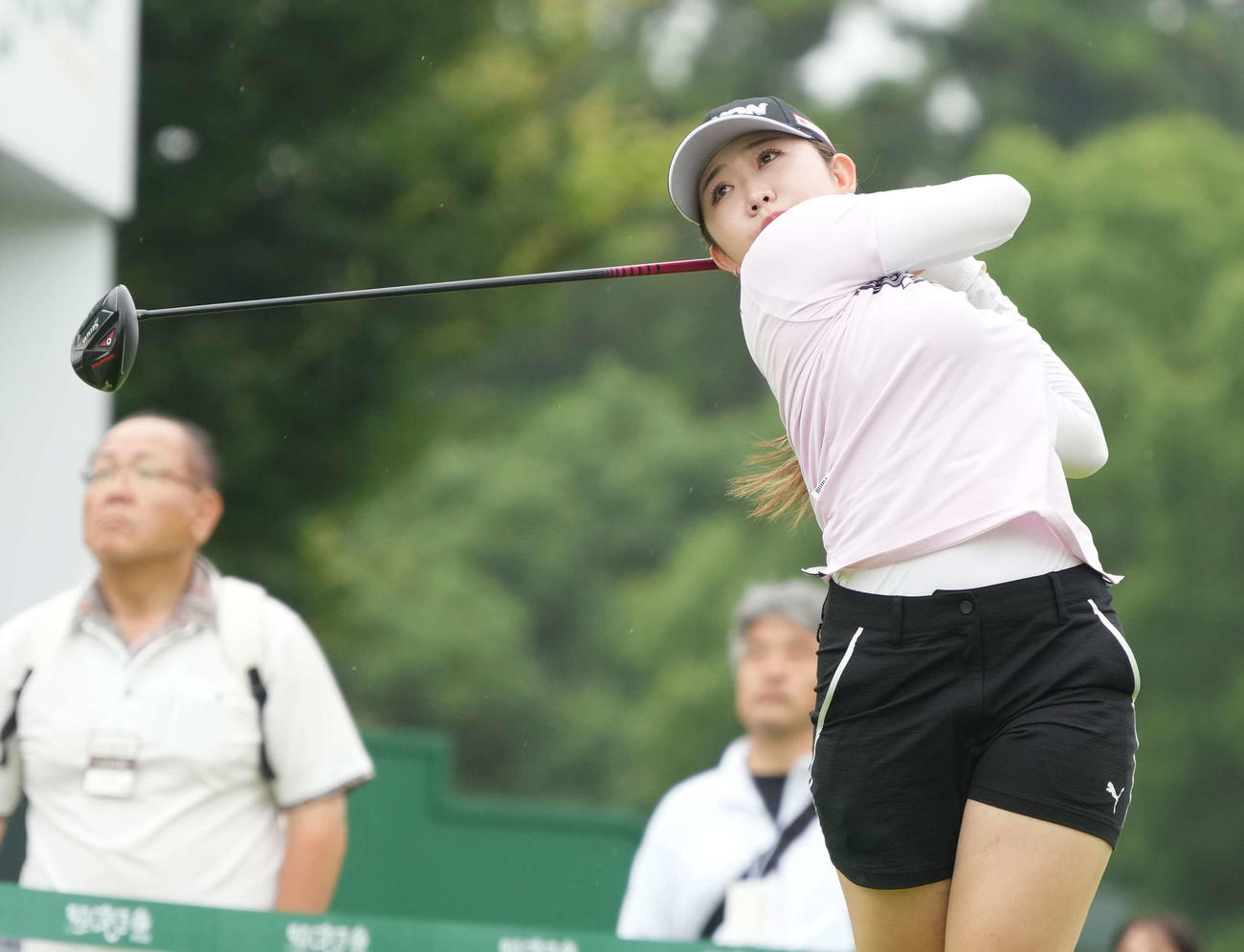 17番、ティーショットを放つ内田（撮影・小沢裕）