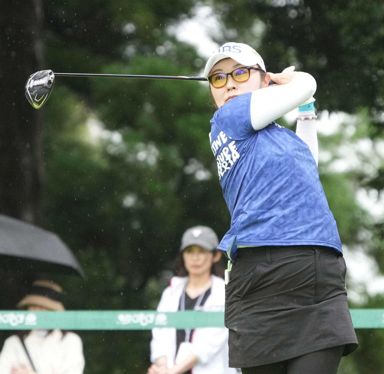 12番、ティーショットを放つ藤田さ（撮影・小沢裕）