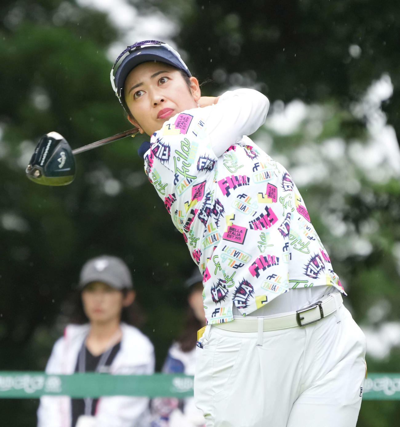 12番、ティーショットを放つ天本（撮影・小沢裕）
