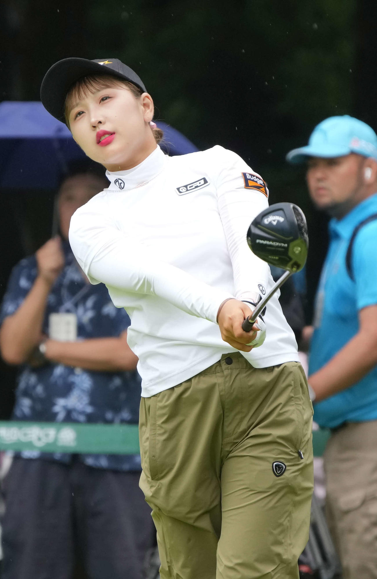 12番、ティーショットを放つリ　ハナ（撮影・小沢裕）