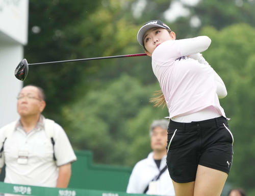 17番、ティーショットを放つ内田（撮影・小沢裕）
