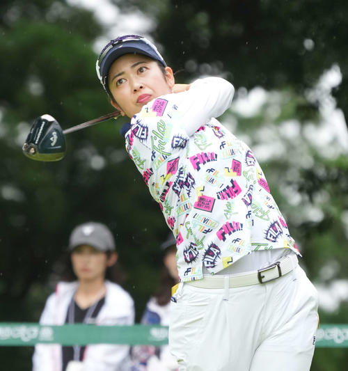 12番、ティーショットを放つ天本（撮影・小沢裕）