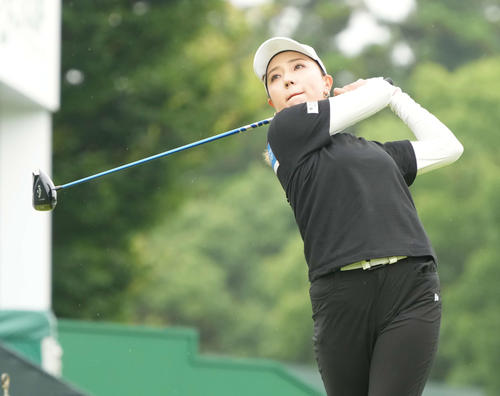 17番、ティーショットを放つ宮田（撮影・小沢裕）