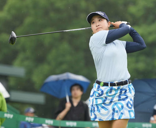 17番、ティーショットを放つ高木優（撮影・小沢裕）