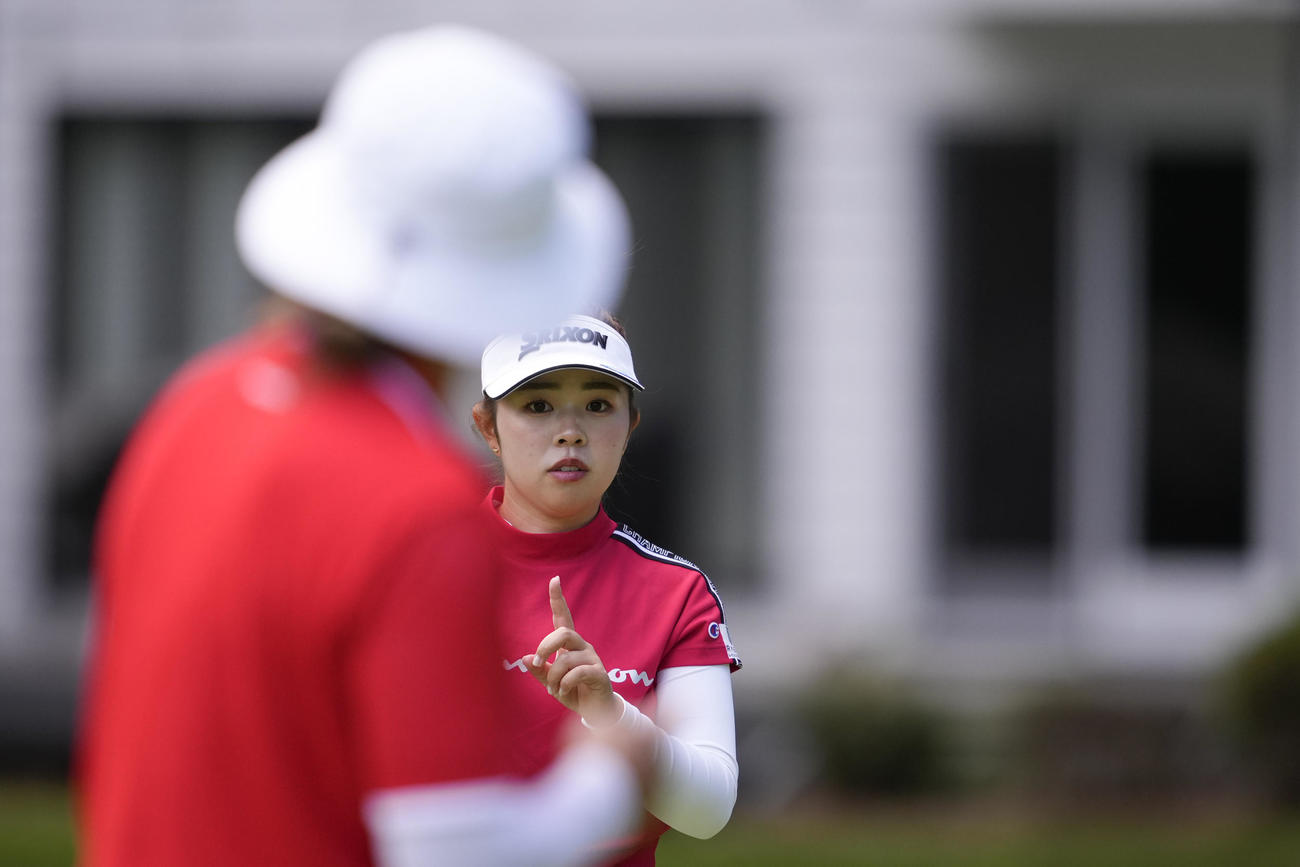 全米女子プロ選手権最終日　7番グリーンで首位の梁熙英と話す山下美夢有（AP）