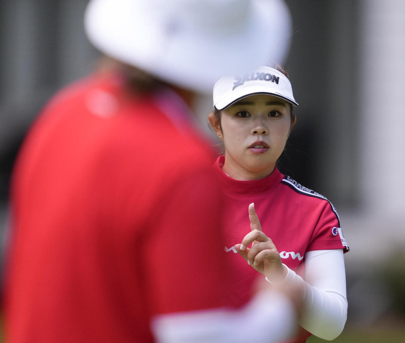 全米女子プロ選手権最終日　7番グリーンで首位の梁熙英と話す山下美夢有（AP）